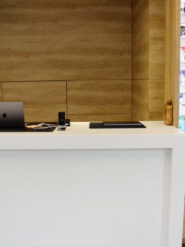 Стол-стойка ресепшен №11